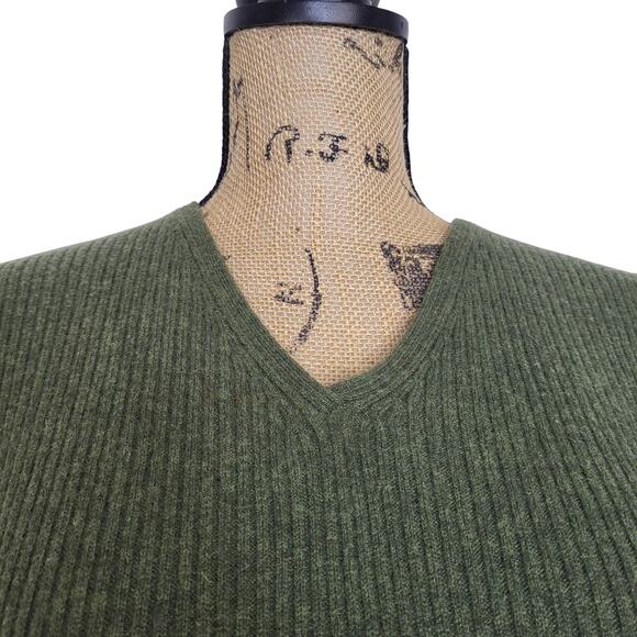 Vintage Daniel Bishop 100% Cashmere Green Ribbed Knit V-Neck Sweater Size Med - Picture 3 of 7